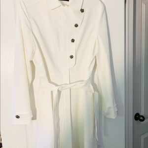 Large never worn Elie Tahari thrench
